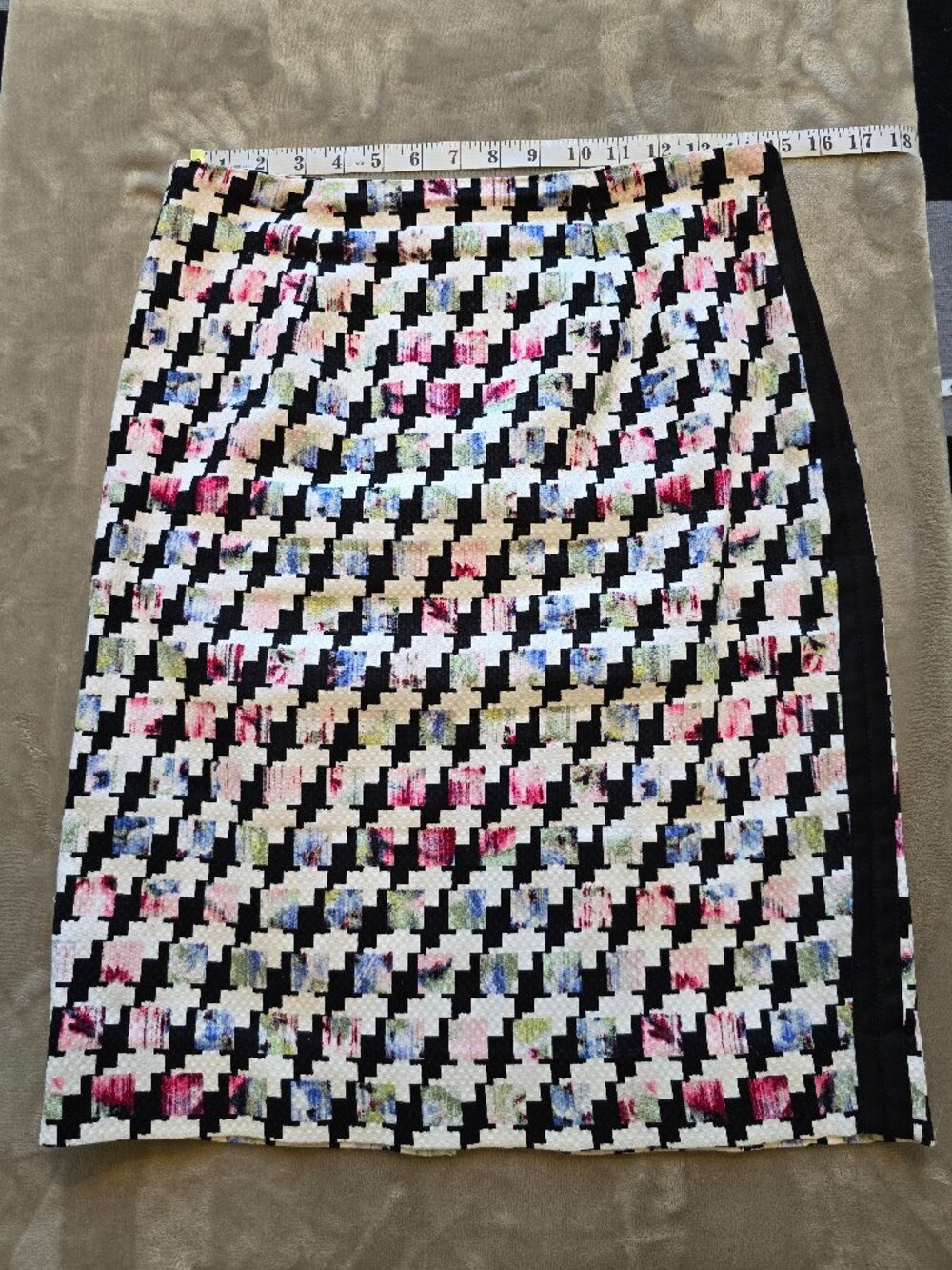 White House Black Market pencil mini abstract pattern size 6